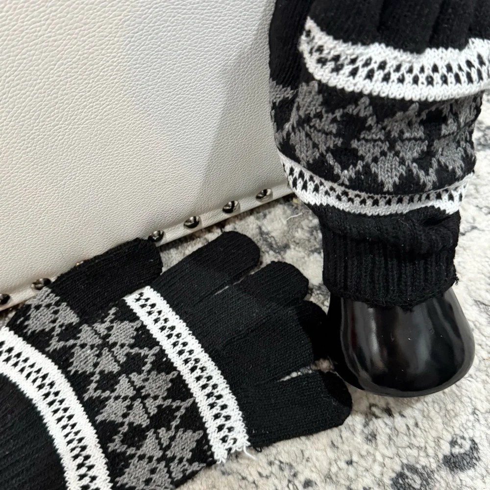 Black UNISEX Nordic Snowflake Gloves